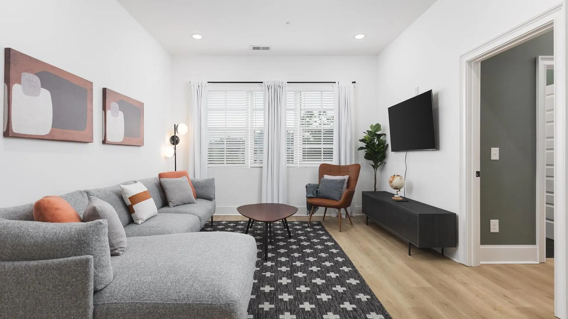 Chic And Cozy Designer Condo 3 Miles To Downtown Nashville Apartment