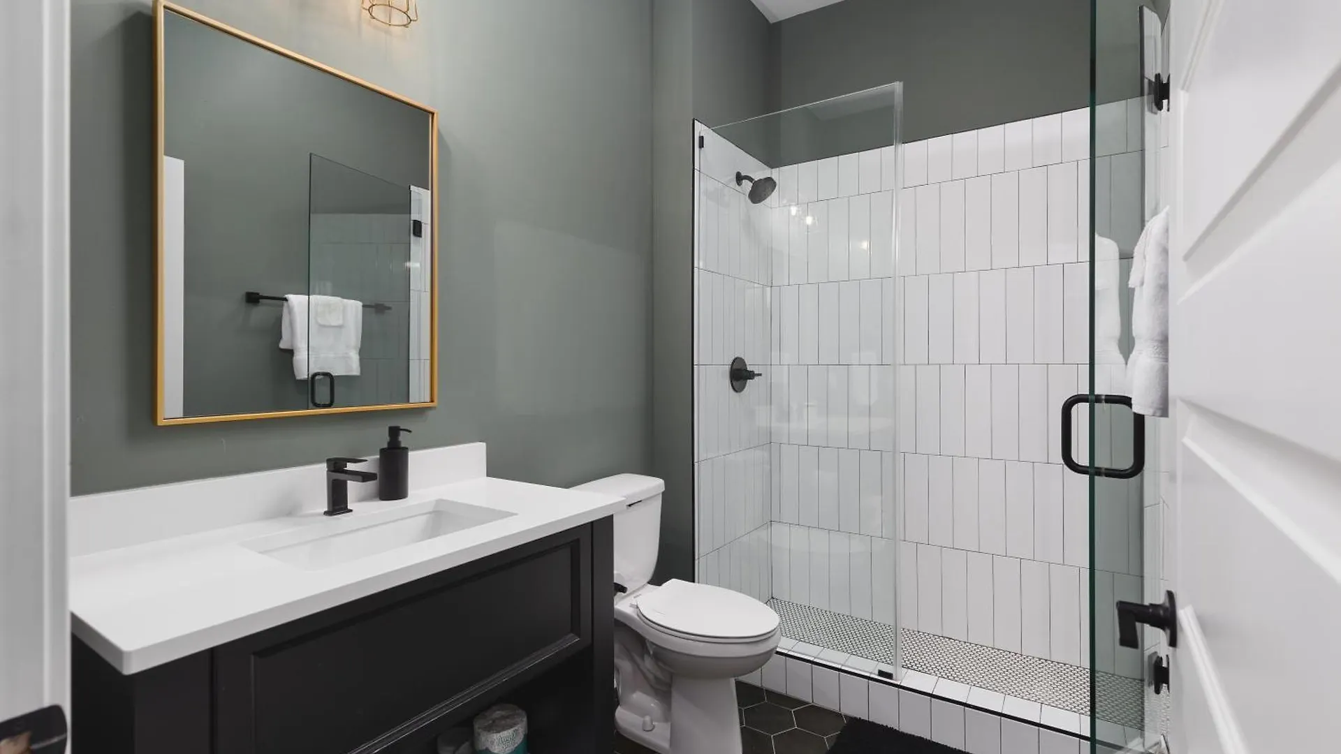 Chic And Cozy Designer Condo 3 Miles To Downtown Nashville 0*,  United States